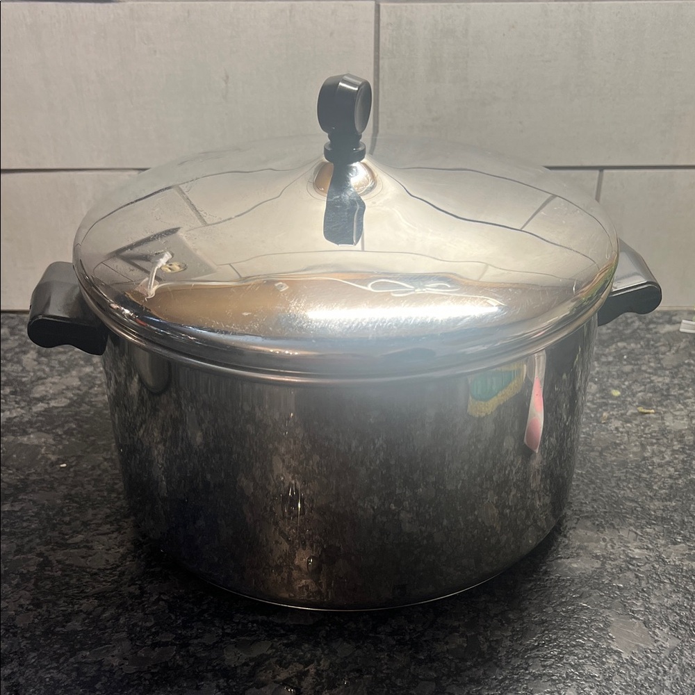 8 qt Vintage Farberware Stainless Steel Stock Pot with Lid. Exc condition